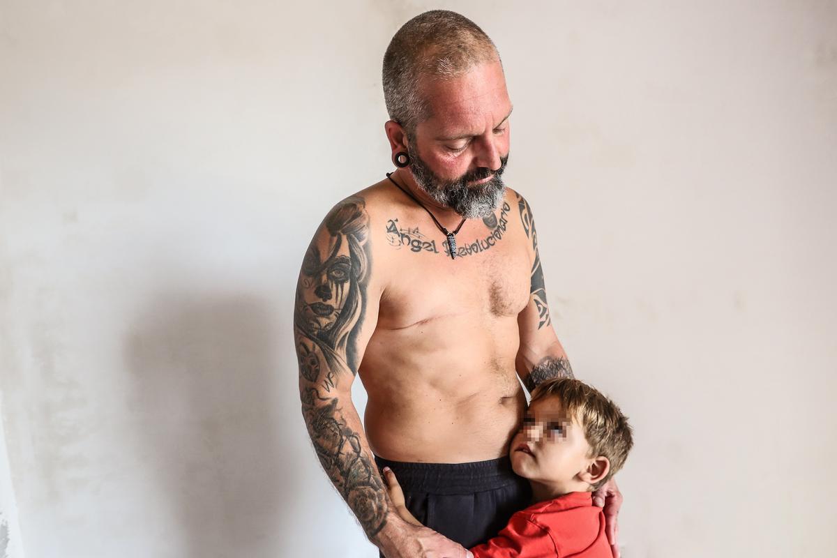 Marc Minaya, mastectomizado de la mama derecha, con uno de sus hijos