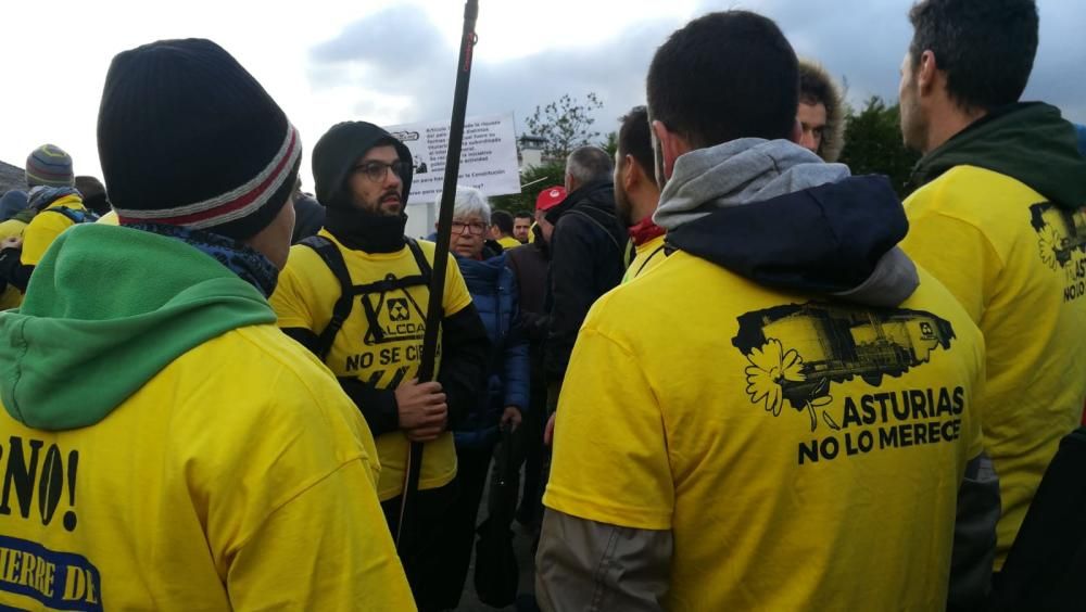 Los trabajadores de Alcoa de Asturias y Galicia se concentran en Vegadeo