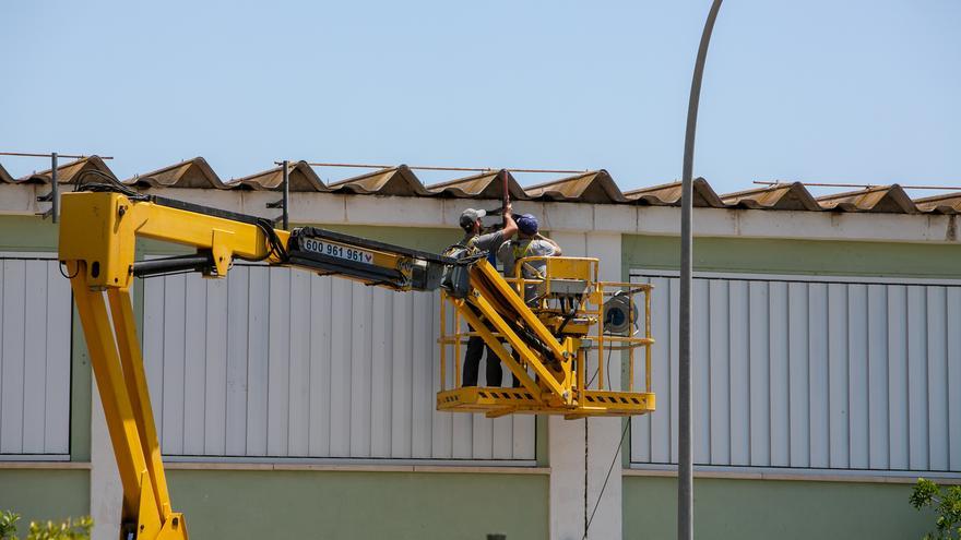El Ayuntamiento se niega a mantener las viviendas para los conserjes mientras no empiecen las obras de retirada del amianto