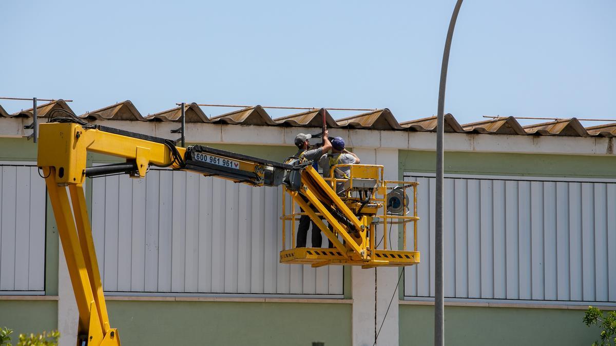 Retirada de fibrocemento en un colegio de Alicante, en foto de archivo