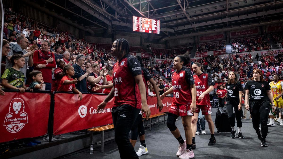 La afición anima a las jugadoras del Casademont minutos antes del duelo ante el Girona