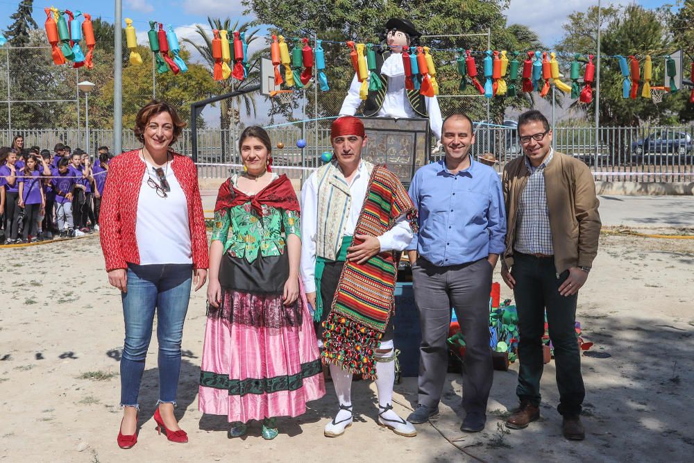 El Instituto recupera la tradición fallera que se celebraba hace lustros en el municipio y dedica el monumento al erudito local Thomas Villanova. Los alumnos recibieron una bañá primaveral por parte d