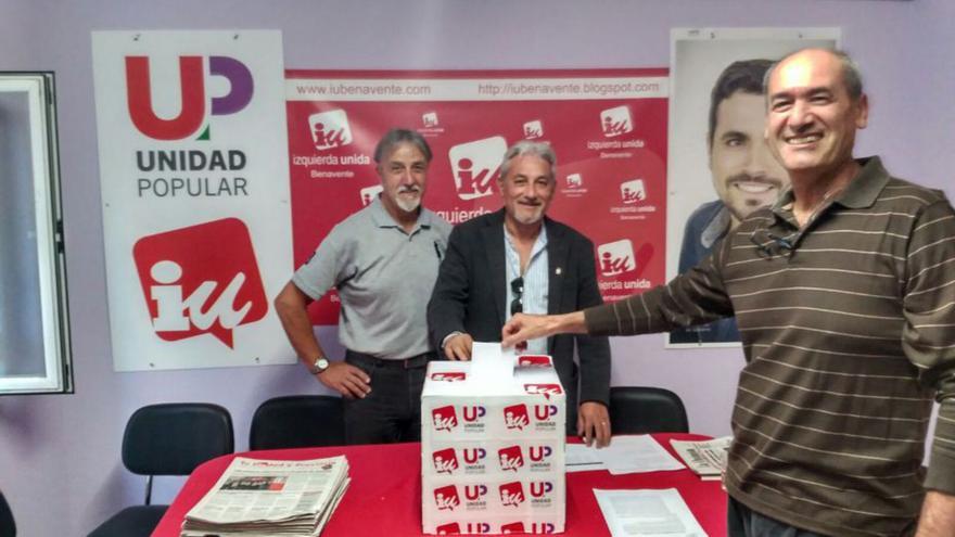 Militantes de Izquierda Unida en una votación interna.