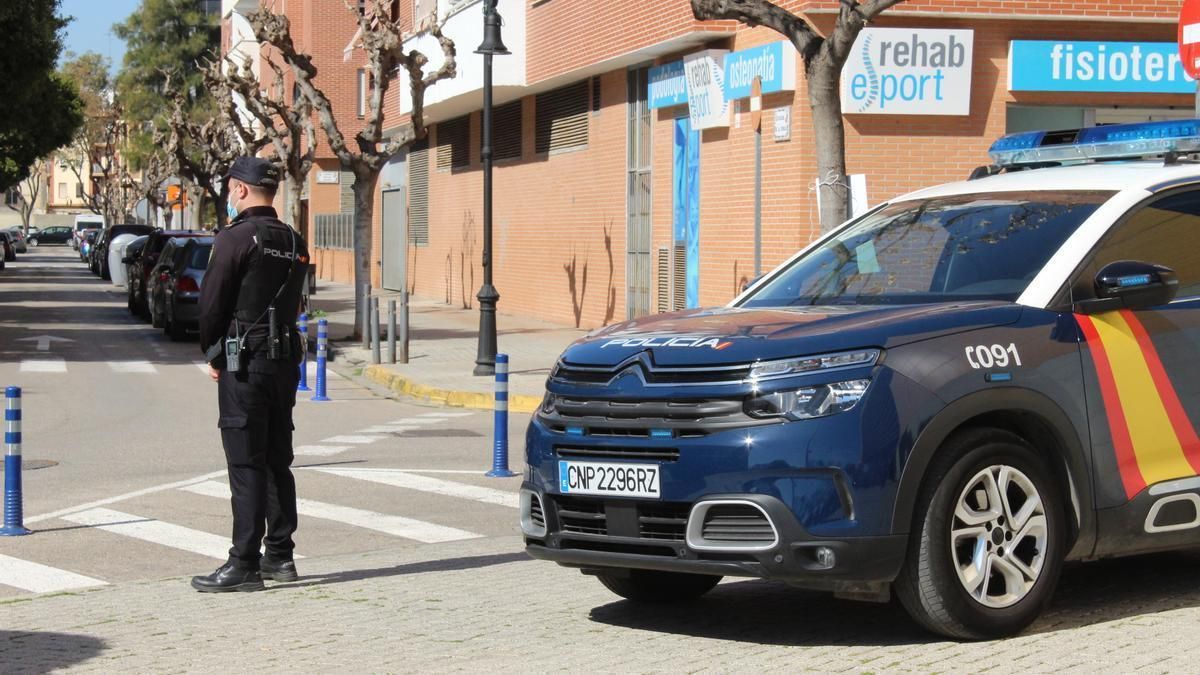 Imagen de archivo de un policía nacional junto a su vehículo.