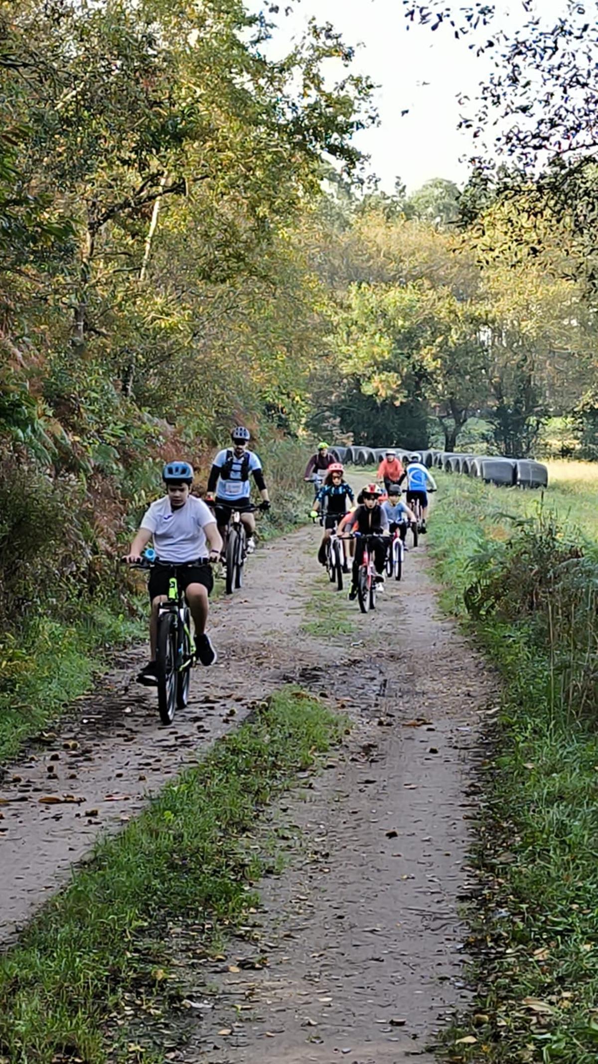 Un momento de la marcha, con asistentes haciendo la ruta en bicicleta.