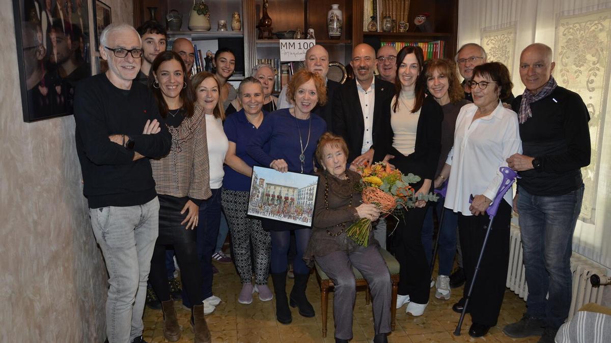 Fotografia de la centenària Magdalena Duocastella Amenós amb l'alcalde Aloy i els seus familiars, entre els quals l'exalcalde Josep Camprubí, un dels seus fills
