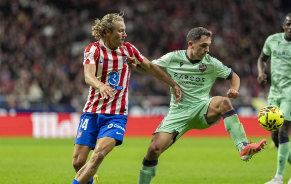 Olasagasti pugnando un balón con Marcos Llorente