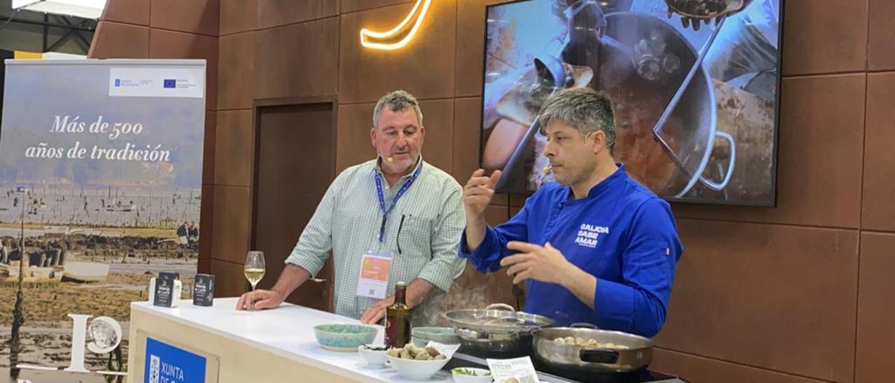 José Luis Villanueva y el cocinero encargado de preparar los platos a base de almeja de Carril, ayer, en el salón Gourmets (Madrid).