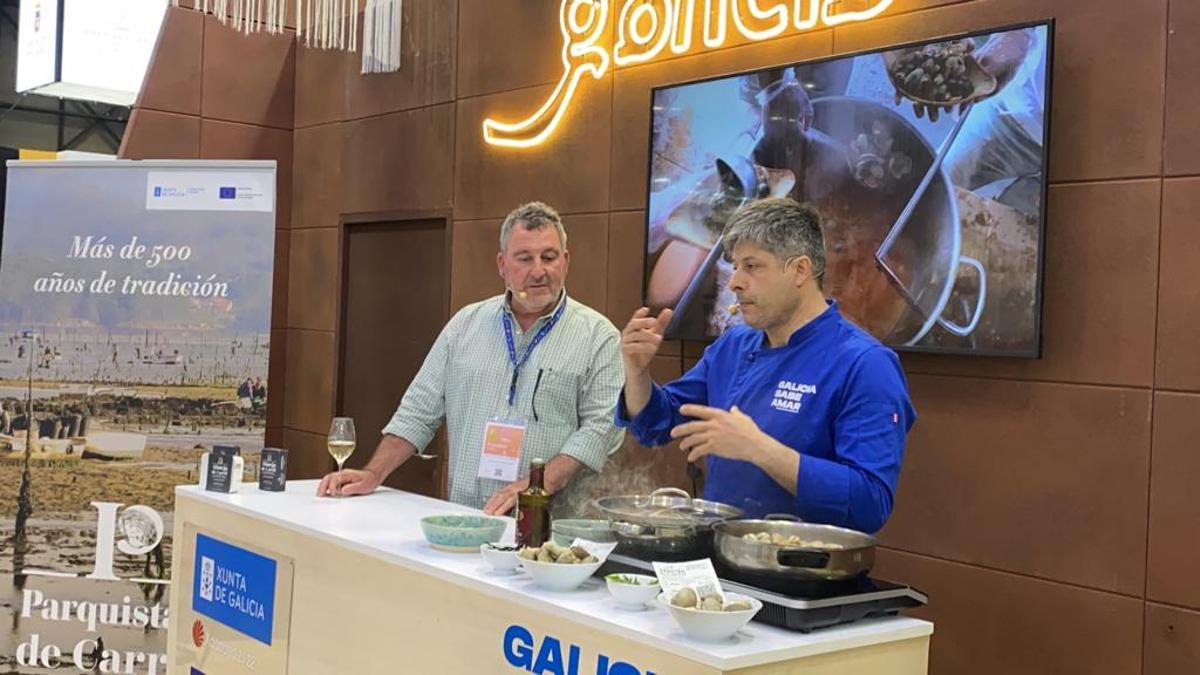 José Luis Villanueva y el cocinero encargado de preparar los platos a base de almeja de Carril, ayer, en el salón Gourmets (Madrid).