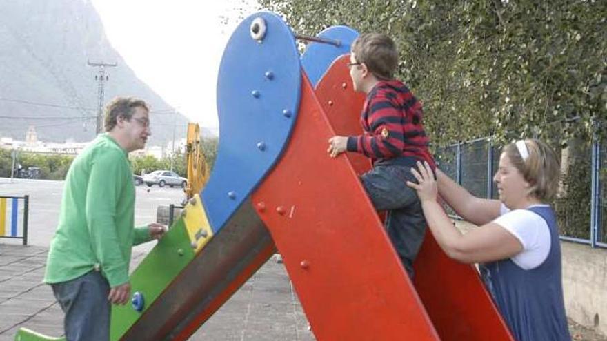 Uno de los niños con discapacidad física juega con sus padres.