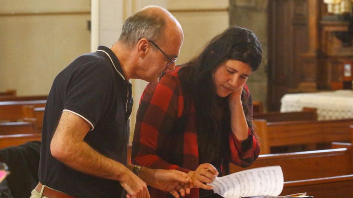 El pianista Alejo Amoedo con la directora del grupo Sonia Bouzada