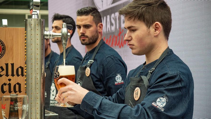 El CIFP Paseo das Pontes pone a prueba las destrezas cerveceras de estudiantes de hostelería