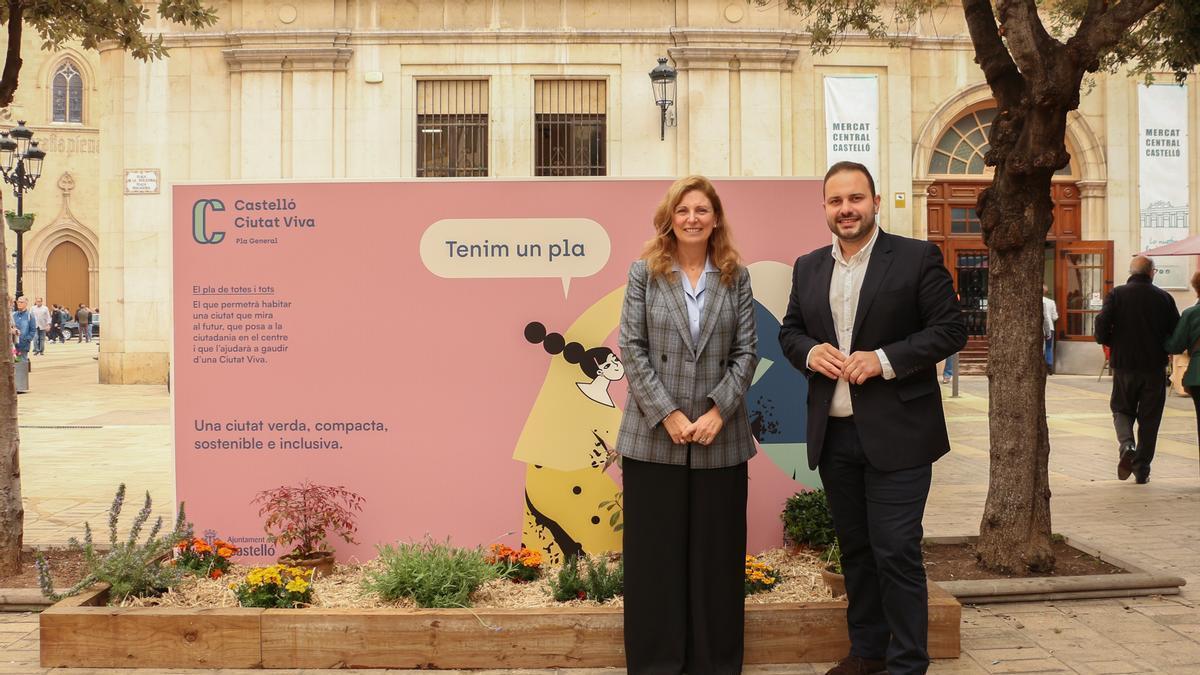 La alcaldesa de Castelló, Amparo Marco, y el concejal de Urbanismo, José Luis López, junto a un panel informativo.