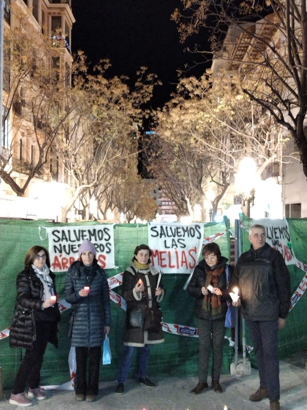 Algunas de las personas que han acudido a la vigilia de las melias.