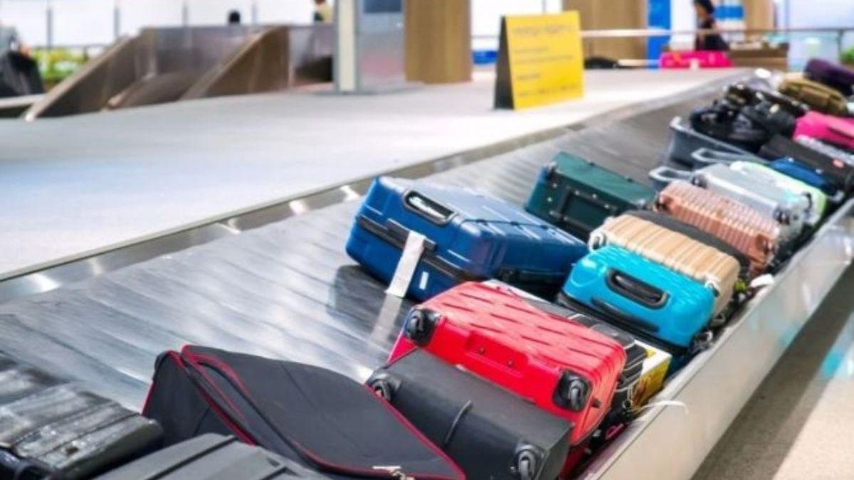 Maletas en la cinta transportadora de un aeropuerto.