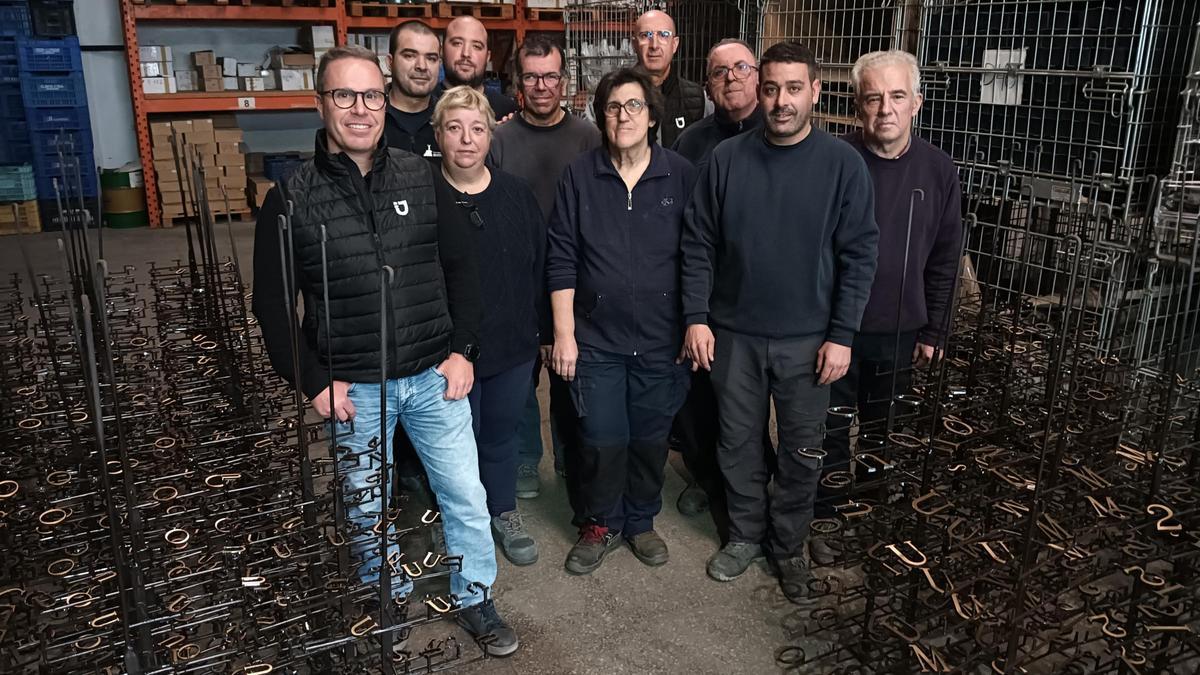 Kico Jordá, a la izquierda, con la plantilla y el monitor de la  asociación Mondúver, en la fábrica de Daimús.