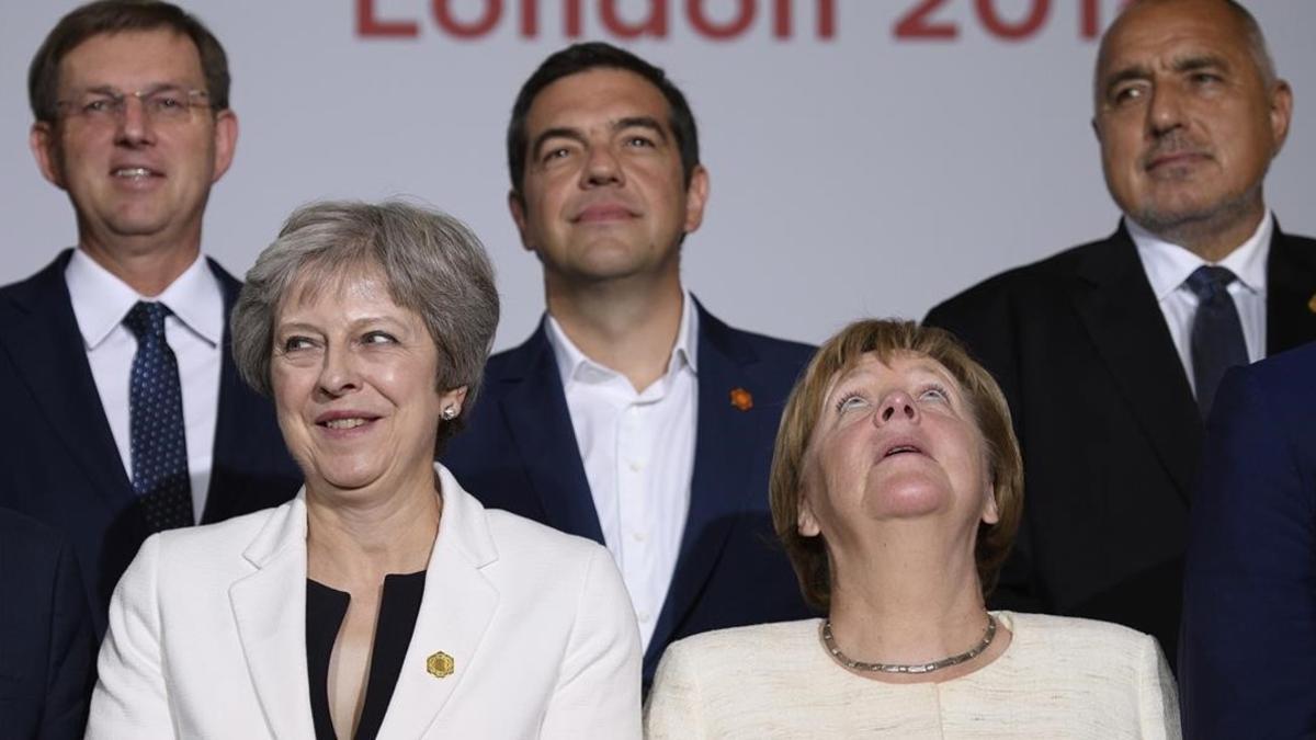 Theresa May y Angela Merkel con otros dirigentes durante la cumbre de los Balcanes occidentales.