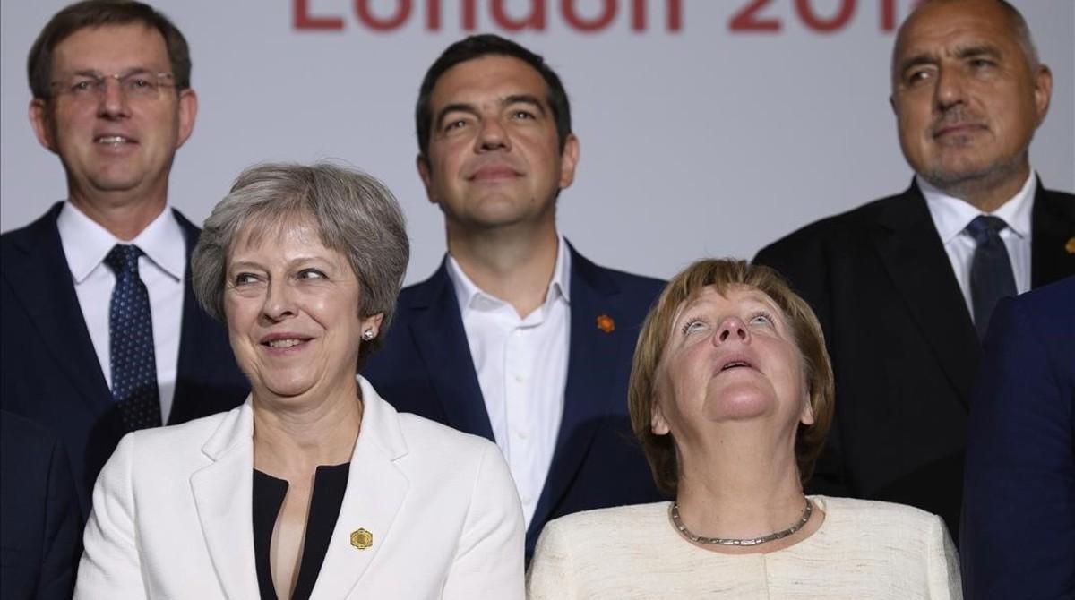 Theresa May y Angela Merkel con otros dirigentes durante la cumbre de los Balcanes occidentales.