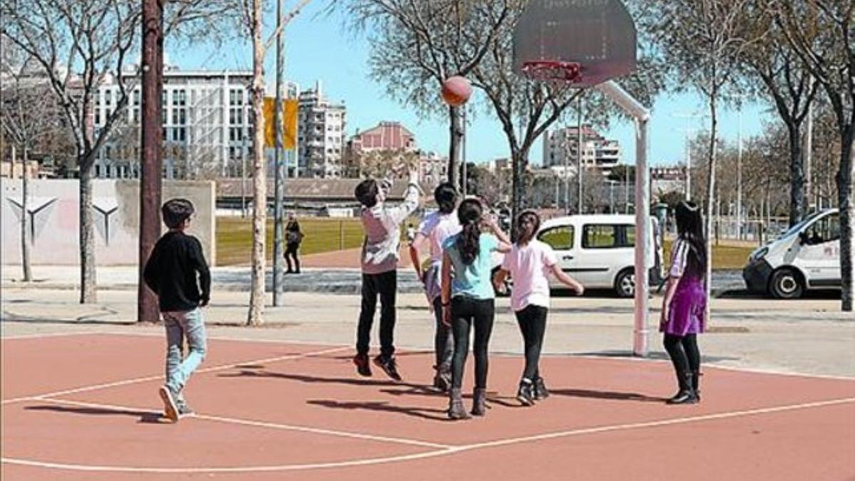 Un grupo de niños juega a básquet en la zona deportiva, ayer.