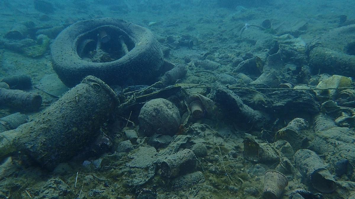 Basura acumulada (y retirada el sábado) en el fondo marino del puerto de Calp