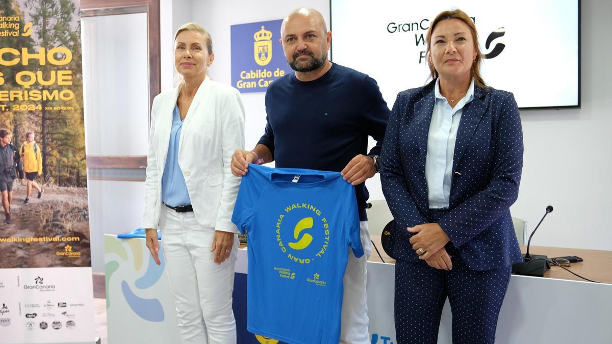 Bárbara Svehlakova, a la izquierda, con el consejero de Turismo, Carlos Álamo, y Lourdes Pérez, de GC Natural & Active.