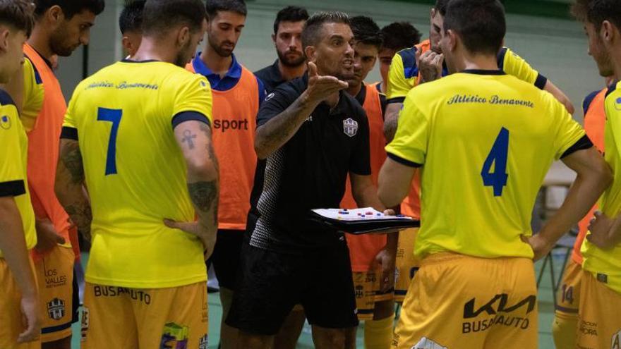 Chema Sánchez, técnico del Caja Rural Atlético Benavente, da instrucciones a sus hombres en pretemporada. | E. F.