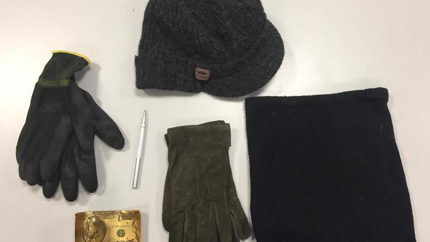 Un punxó, un bitllet tipus radiografia, guants i peces de camuflatge, incautats als detinguts