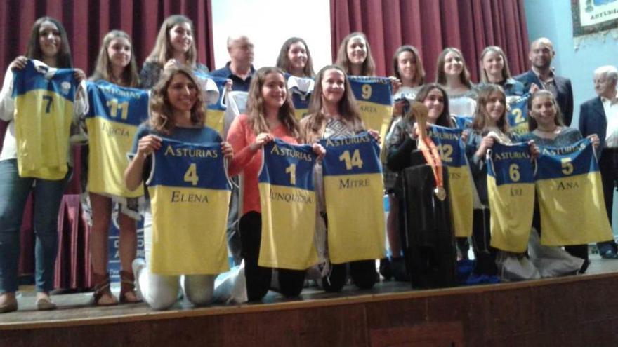 Las componentes de la selección infantil femenina, durante la gala.