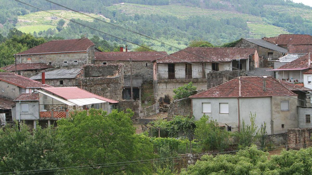 Aldea en Boborás con varias viviendas deshabitadas y en estado de ruina.