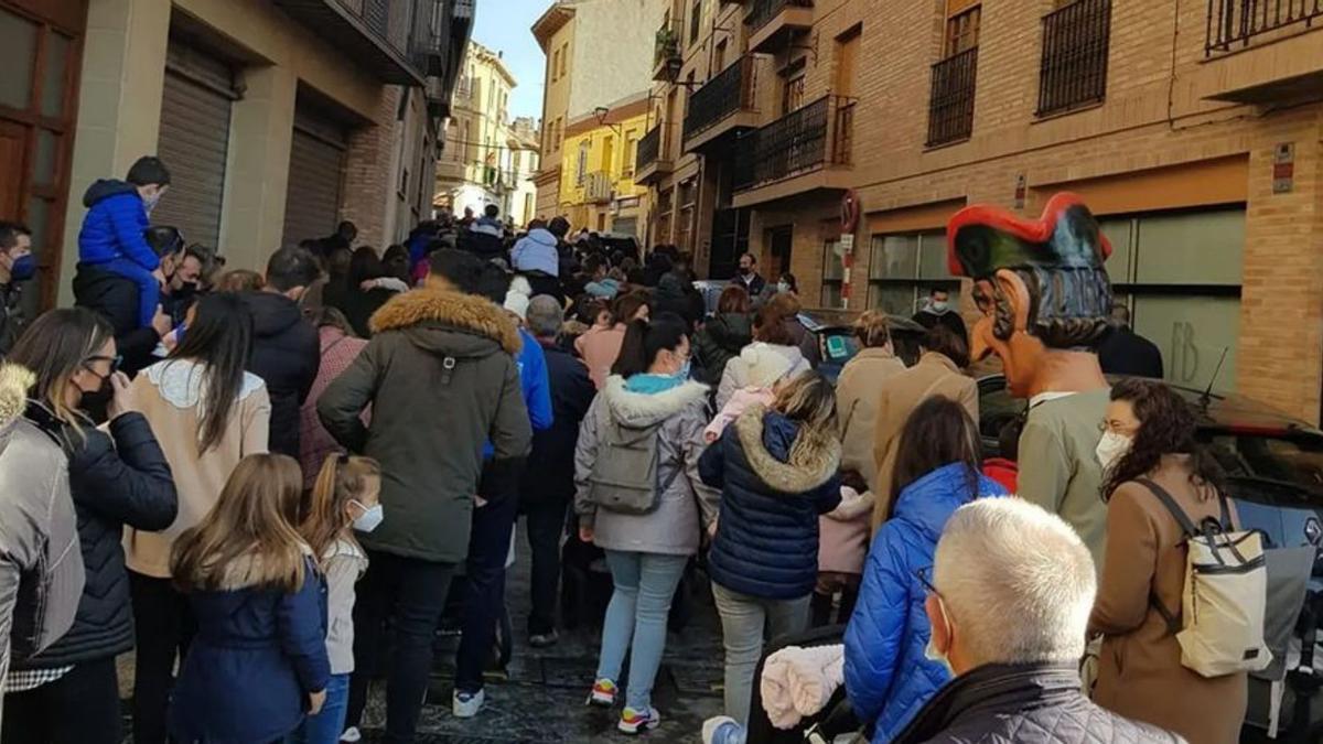 Recorrieron desde la plaza del Salvador hasta la de la Virgen de la Oliva. | SERVICIO ESPECIAL