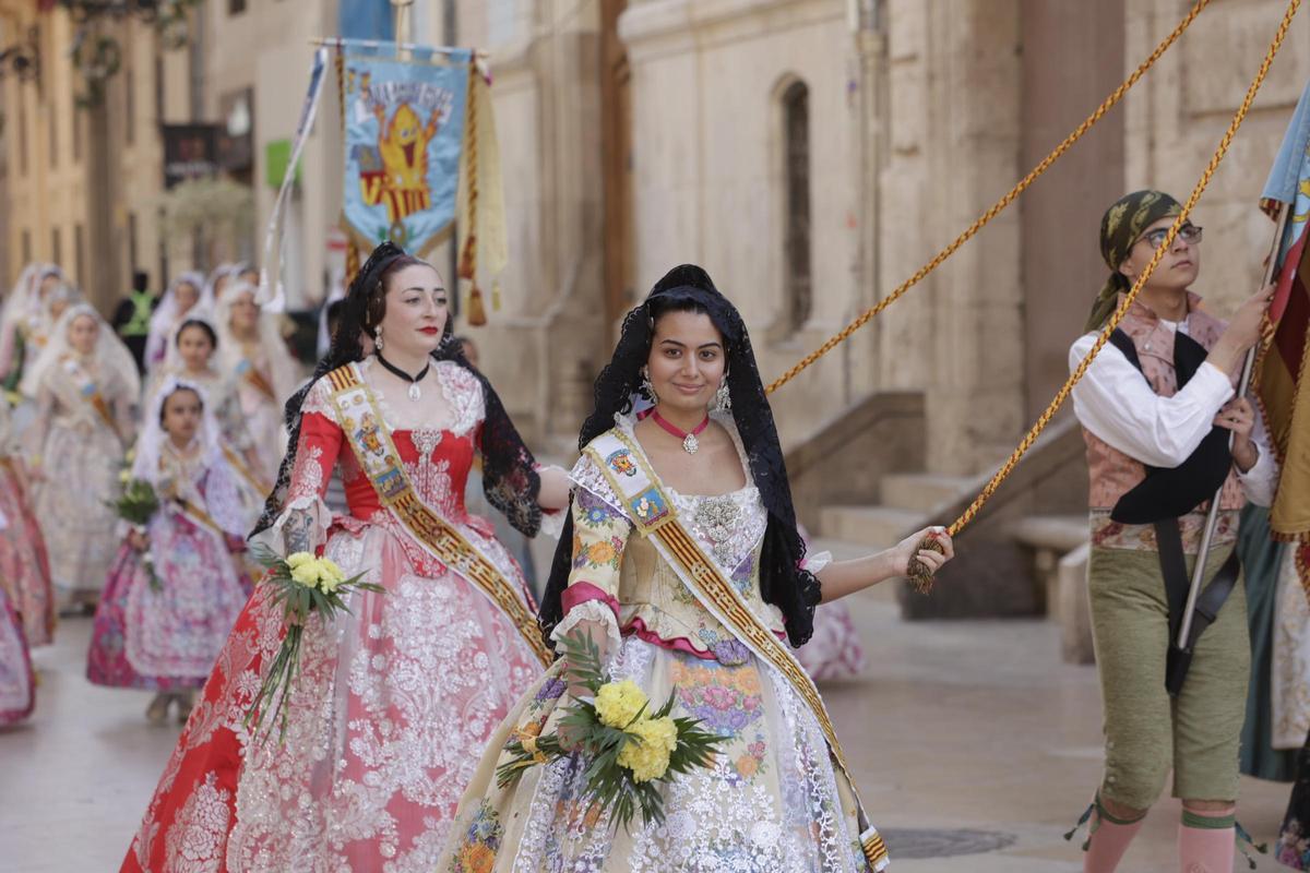 Todas las fotos de la ofrenda del 18 de marzo por la calle San Vicente hasta la 16:30 horas