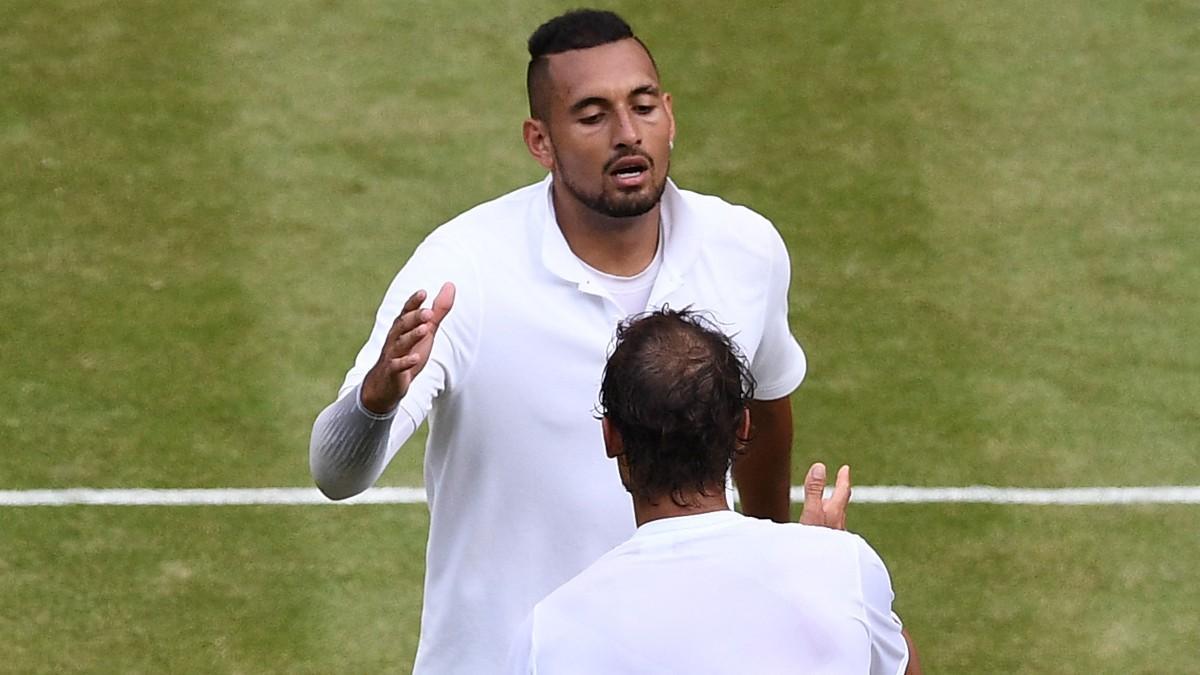 Kyrgios saludando a Rafa Nadal durante un partido