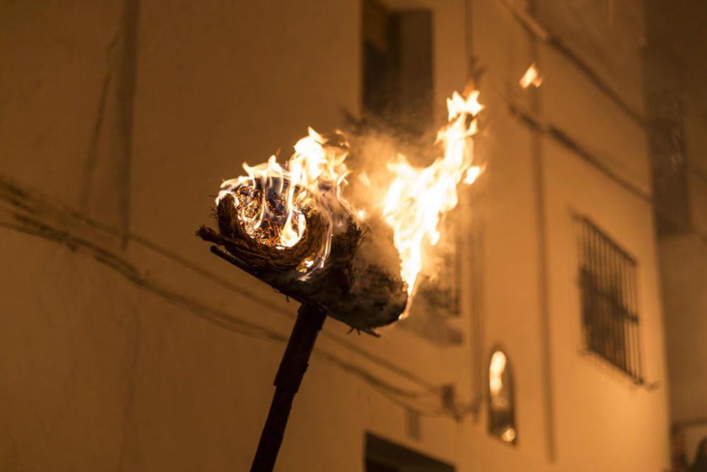 Fuego y villancicos acompañaron el camino de la Divina Pastora desde la ermita de la Veracruz