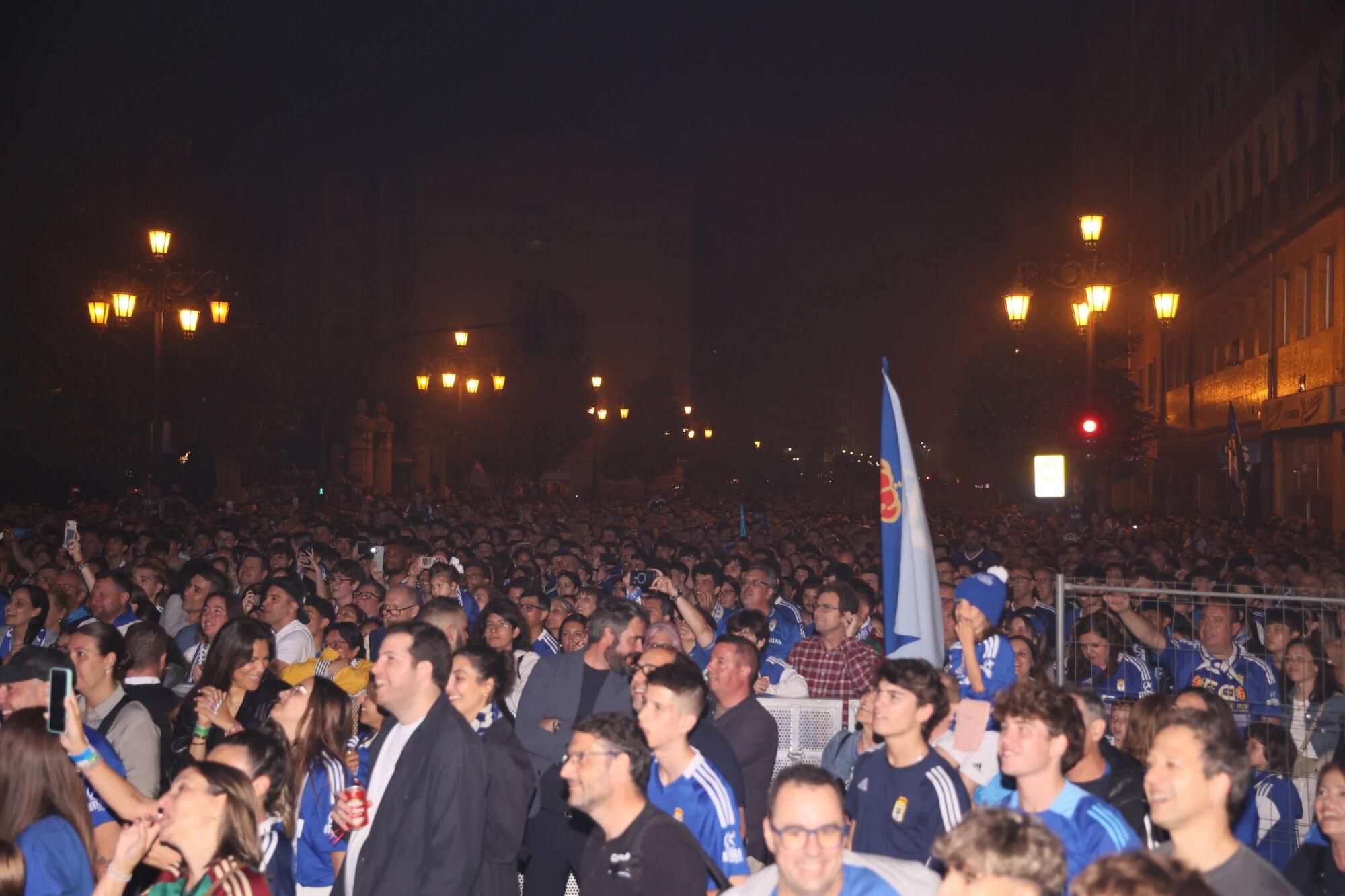 Así se celebró el ascenso del Oviedo a Primera: la afición estalla en una noche histórica