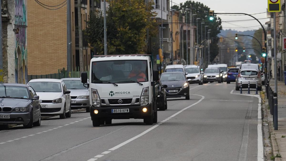 La carretera C-66 passa per l’interior del municipi de Celrà.