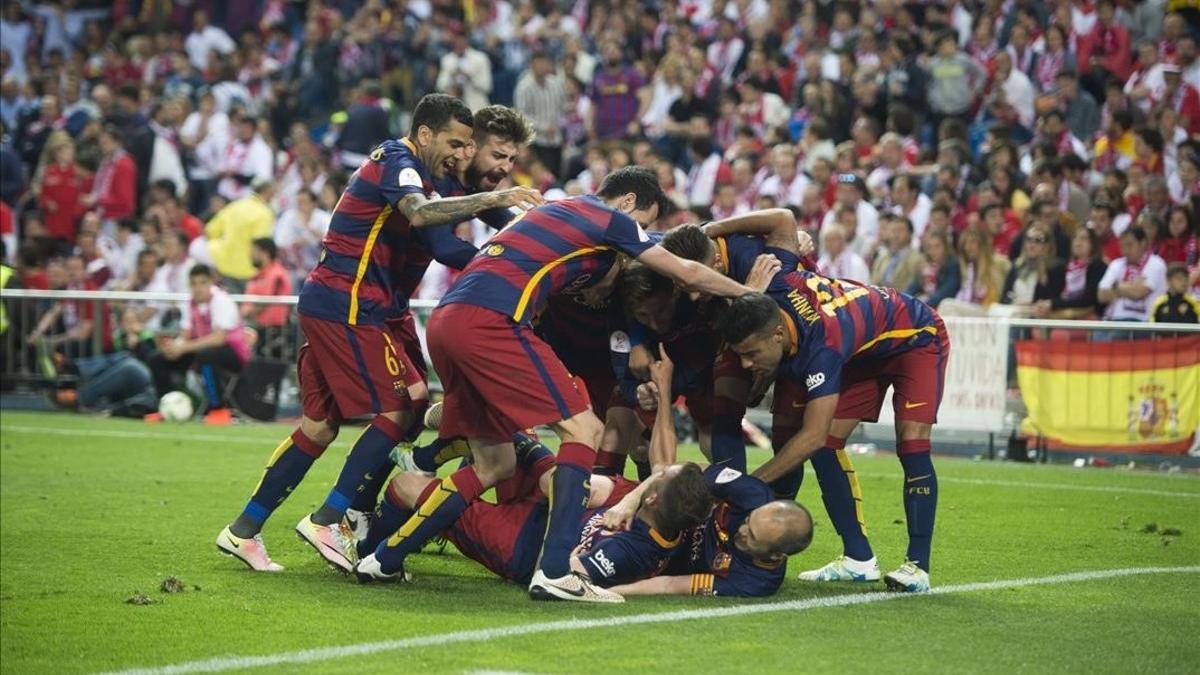 Los jugadores del Barça se apiñan para celebrar el gol de Alba