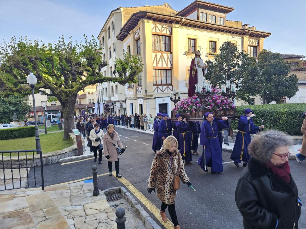 En imágenes, la procesión de La Soledad de Villaviciosa