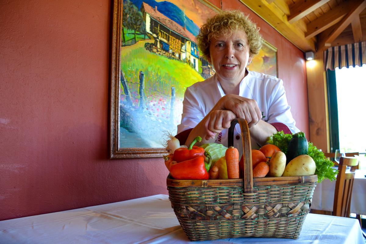 Maite Fernández García con  unacesta con productos de la huerta familiar, en La Costana.