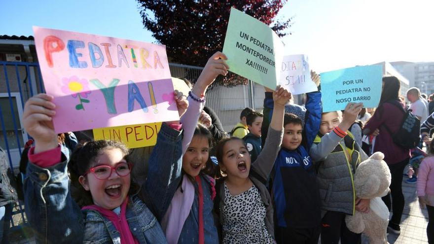 Protesta de los vecinos por la falta de pediatra. // G. Santos