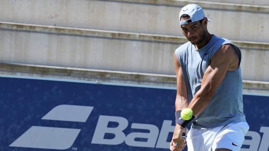 Nadal golpea a la pelota durante su entreno de hoy en la Rafa Nadal Academy.