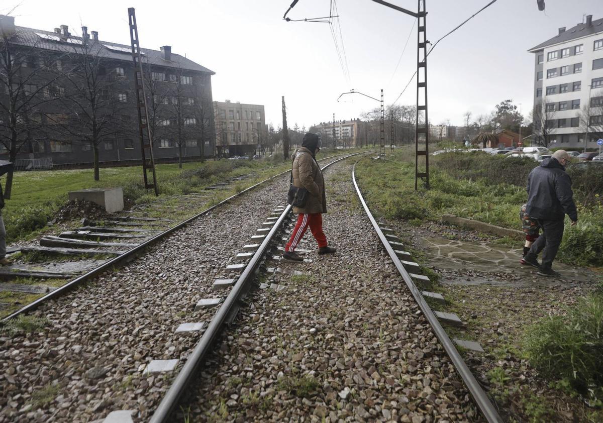 Vecinos cruzan por uno de esos pasos sobre las vías del tren. | MARCOS LEÓN
