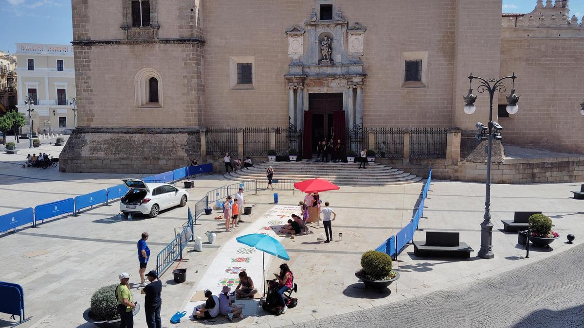 Confección de la alfombra de sal delante de la Catedral de Badajoz.