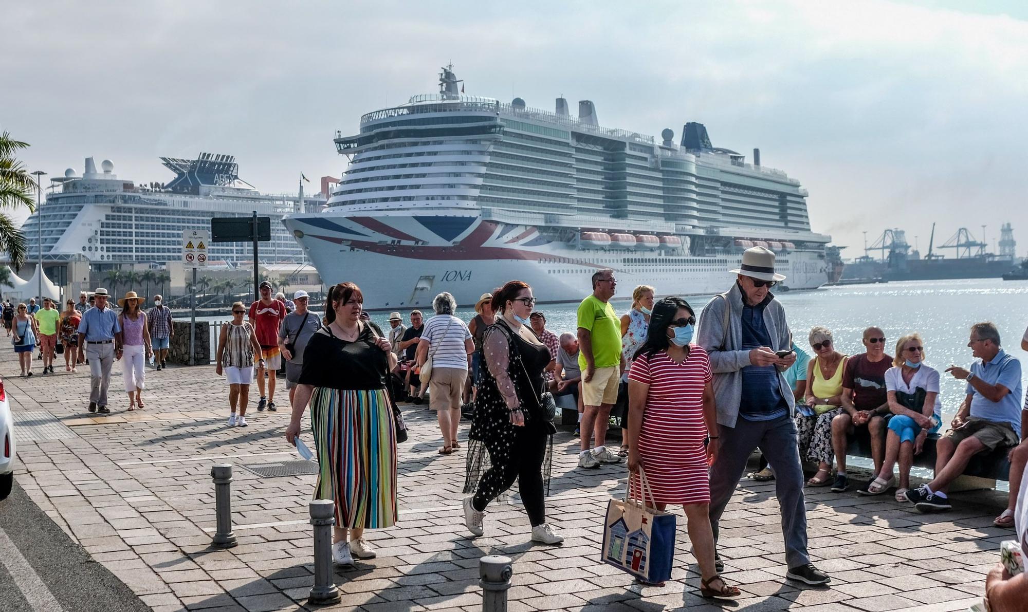 Visita inaugural de los cruceros 'Iona', de P&O Cruises, y 'Celebrity Apex', de la naviera Celebrity Cruises