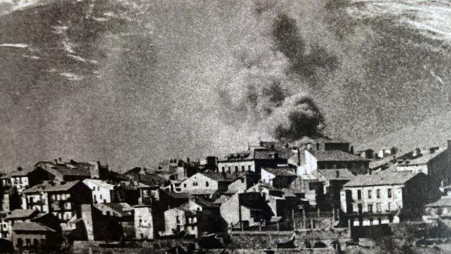 Una bomba cau sobre Puigcerdà l’any 1939 en el marc del final de la Guerra Civil espanyola | FONS MARTÍ SOLÉ IRLA