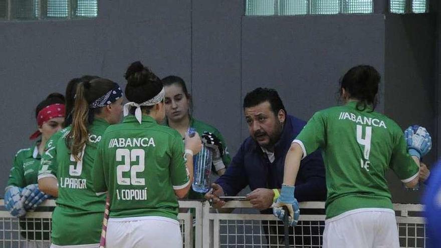 Tomás de Llano habla con las jugadoras en un tiempo muerto de un partido.