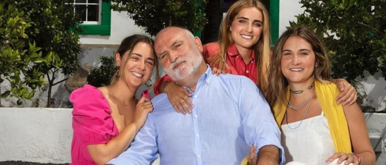 A la izquierda, José Andrés junto a sus hijas en una fotografía que subió a las redes sociales junto al anuncio de su programa. Sobre estas líneas, dos visitantes en la Galería Nacional del Retrato de Washington ante el cuadro del chef asturiano.