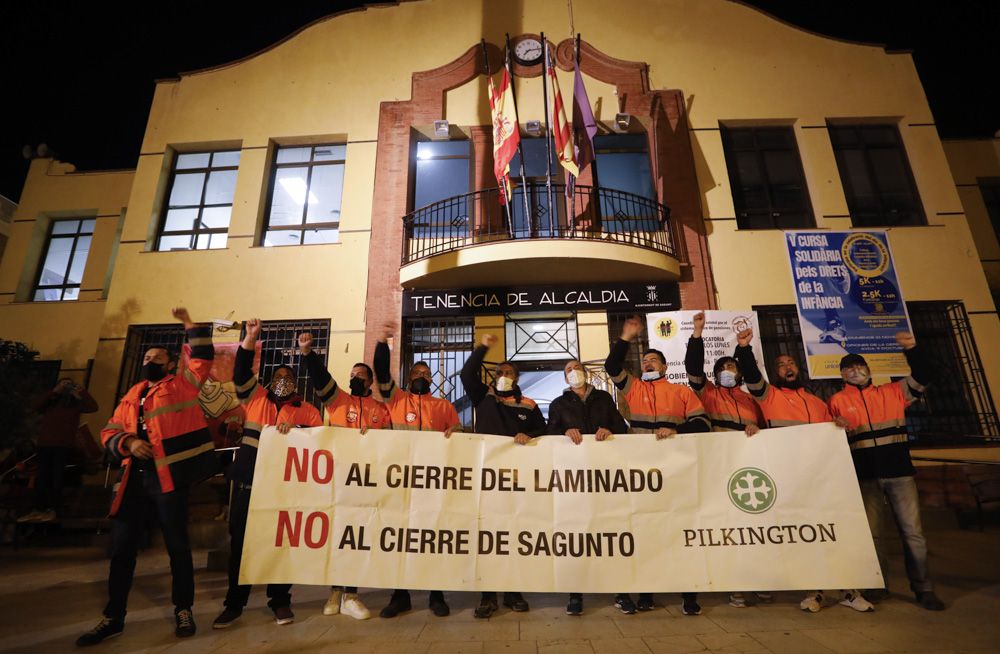 Los trabajadores de Pilkington se manifiestan, acompañados por miles de vecinos en el Port de Sagunt.