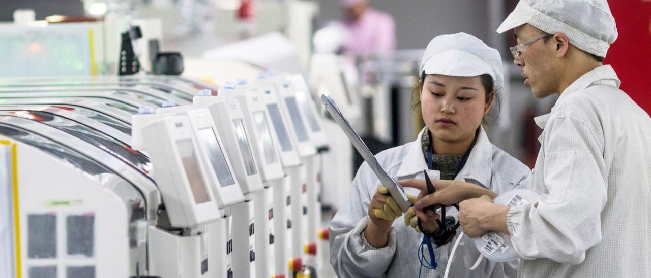 Trabajadores de Foxconn en una de sus factorías en China.