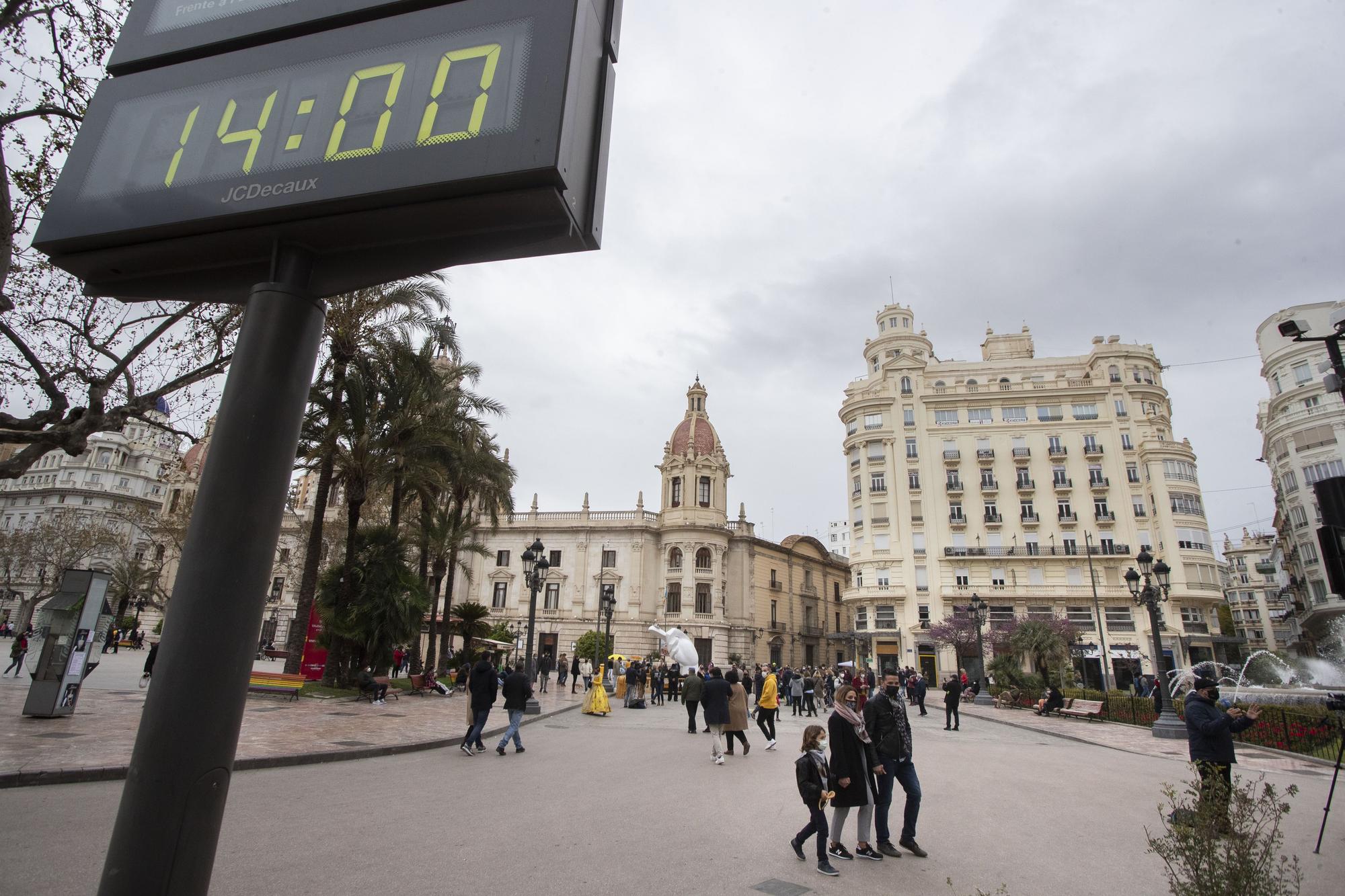 Así estaba en 2020 y así estaba hoy la plaza del Ayuntamiento a la hora de la "mascletà"