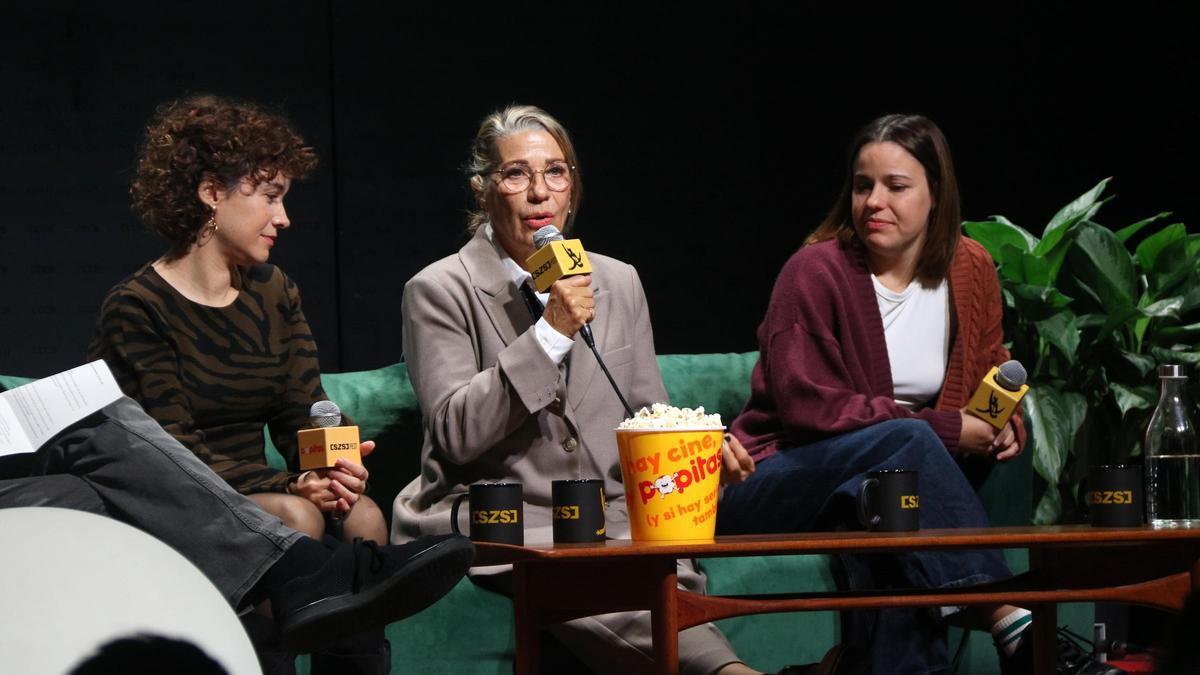 Les actrius Mar Ulldemolins, Emma Vilarasau i Georgina Latre durant l'homenatge a 'Ventdelplà' al Serializados